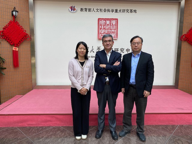 Los académicos de la Universidad de Fudán, CaoTing y Song Guoyou, junto al Subdirector del IEI, prof. Ricardo Gamboa.